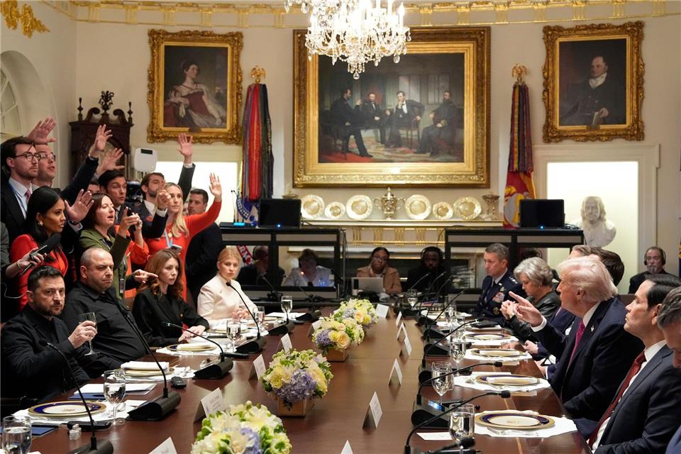 Trump hofft auf Ende des Ukraine-Kriegs ohne Tomahawks Trump und Selenskyj sprechen im Weißen Haus. Alex Brandon/AP/dpa