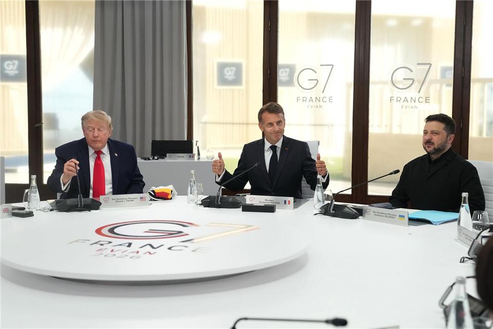 Trump und Selenskyj treffen sich auf dem G7-Gipfel.Thibault Camus/Pool AP/AP/dpa