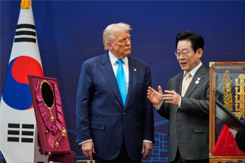 Trump und Südkoreas Präsident Lee waren sich voriges Jahr einig geworden in Sachen Zölle. (Archivbild)Mark Schiefelbein/AP/dpa
