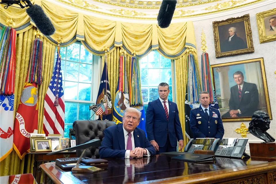 Trump: Verteidigungsressort heißt jetzt „Kriegsministerium“ Trump unterschreibt ein Dekret für das „Kriegsministerium“. Alex Brandon/AP/dpa
