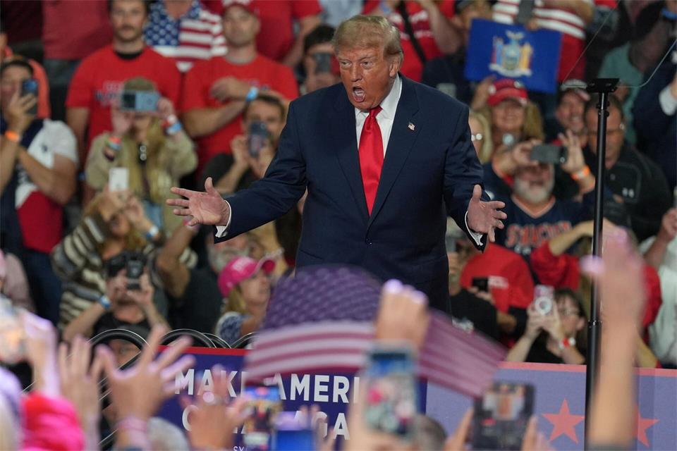 Trump versucht, seine Anhänger zum Wählen zu mobilisieren, indem er sich selbst ins Zentrum des republikanischen Wahlkampfs stellt. (Archivbild)Matt Burkhartt/AP/dpa