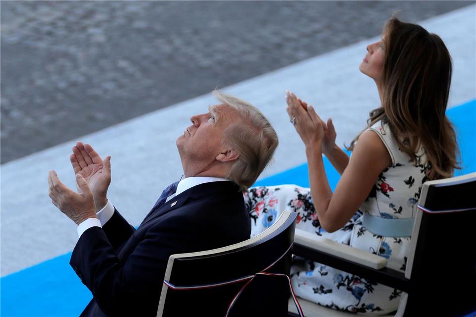 Trump war 2017 bei der Militärparade zum französischen Nationalfeiertag in Paris. (Archivbild)picture alliance / Markus Schreiber/AP/dpa