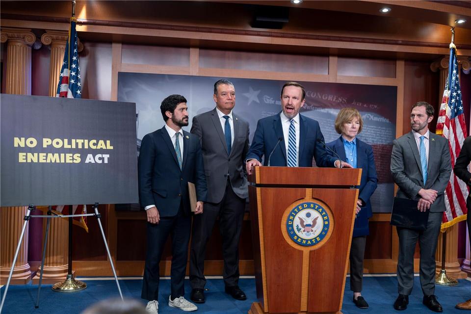 US-Demokraten warnen vor Verlust von Grundrechten „Trump weist derzeit das Justizministerium an, Jagd auf seine politischen Feinde zu machen“, sagt der demokratische Senator Chris Murphy. J. Scott Applewhite/AP/dpa