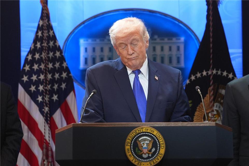 Trump will den von ihm verkündeten weltweiten 10-Prozent-Zollsatz auf Importe in die USA auf 15 Prozent erhöhen.Evan Vucci/AP/dpa