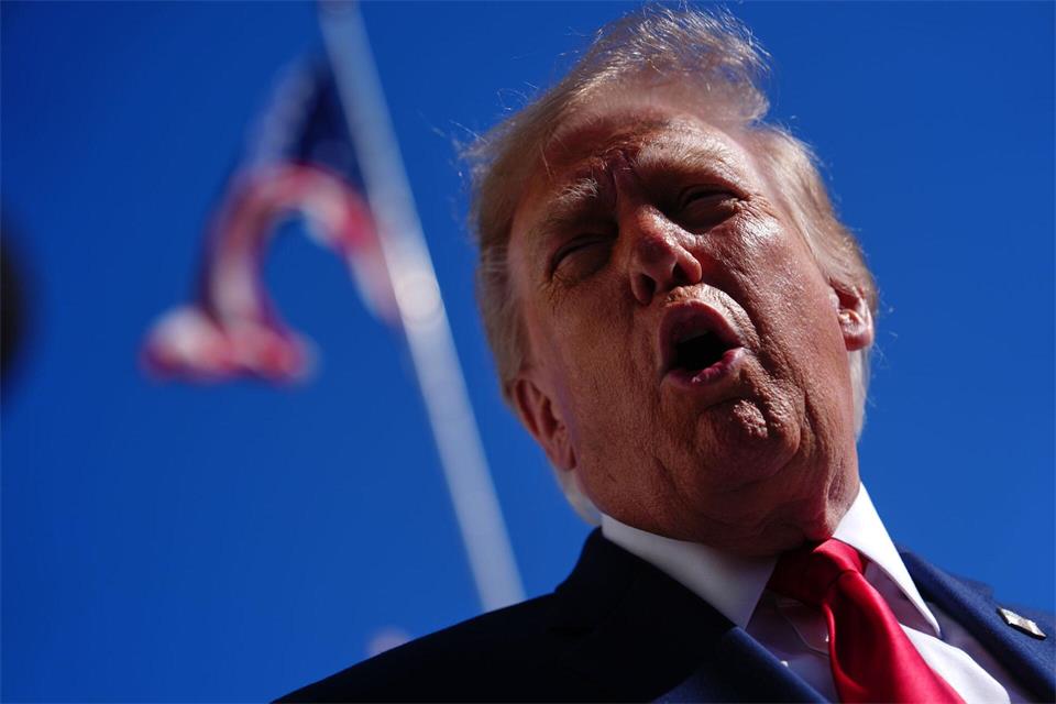 Trump will schon seit Wochen, dass alle „Superintelligenz“ statt KI sagen.Julia Demaree Nikhinson/AP/dpa