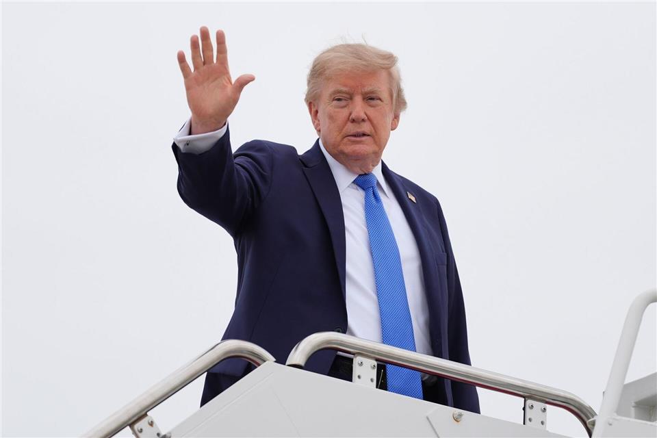 Trump will von Missständen auf einem Flugzeugträger im Nahen Osten nichts wissen. Julia Demaree Nikhinson/AP/dpa