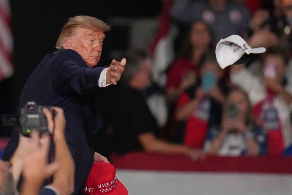 Trump wirft Kappen ins Publikum bei Wahlkampf-Auftritt in KorinthJeff Roberson/AP/dpa