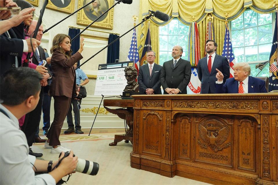 Trump wirft den betroffenen Medien Falschnachrichten vor. (Archivbild)Evan Vucci/AP/dpa