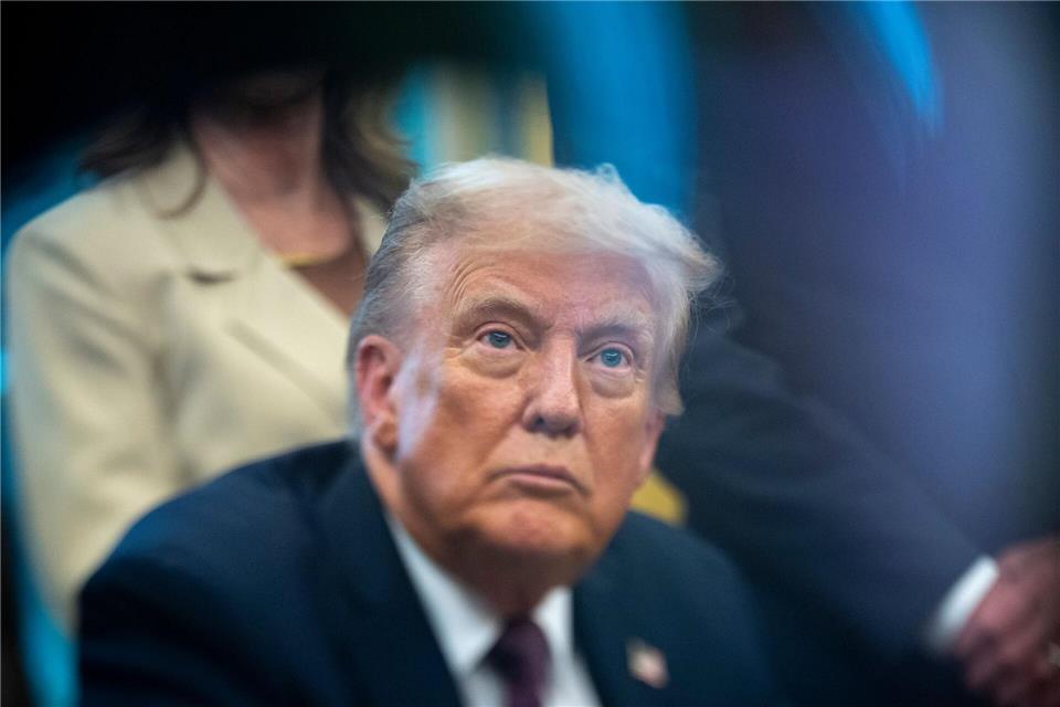 Trump wirft der Zeitung vor, ihn im Vorfeld der Präsidentschaftswahl 2024 „absichtlich und böswillig“ diffamiert zu haben.Alex Brandon/AP/dpa