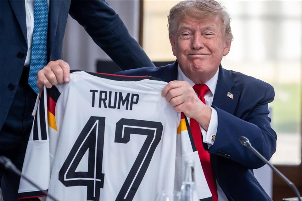 Trump zeigt sein Geschenk zum 80. Geburtstag. Michael Kappeler/dpa-Pool/dpa