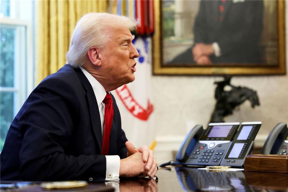 Trump spricht erstmals mit Kanadas neuem Premierminister Trump zeigt sich sanfter gegenüber Kanada. Uncredited/Pool via AP/dpa