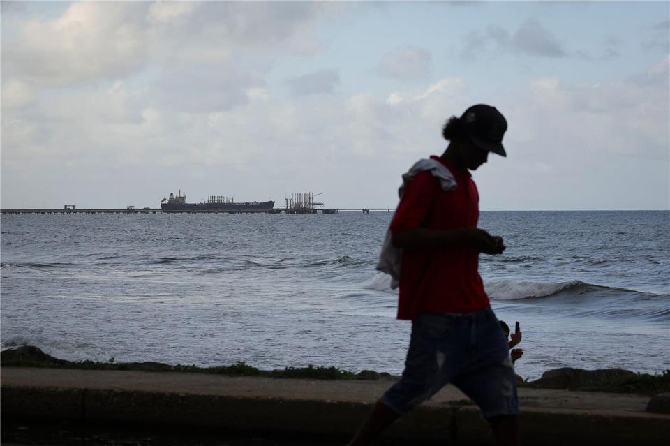 Trump zufolge wollen die USA die Ölindustrie wiederaufbauen.Jesus Vargas/dpa