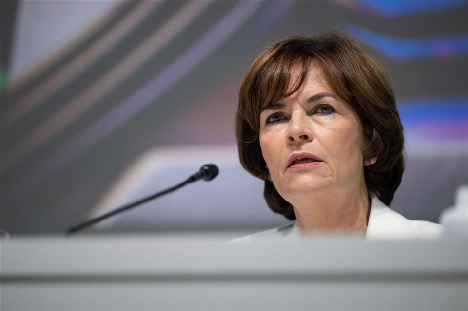 Maschinenbauer Trumpf macht Millionenverlust  Trumpf-Chefin: „Es gibt vorsichtige Anzeichen der Verbesserung“. (Archivbild)Marijan Murat/dpa
