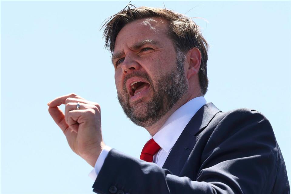 Trumps Vize JD Vance wäre so etwas wie der natürliche Nachfolger. (Archivbild)Kevin Lamarque/Reuters Pool via AP/dpa