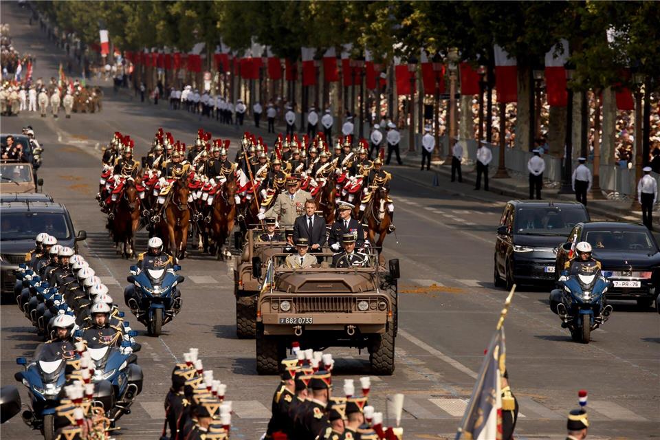 Truppen der Länder der Koalition der Willigen führten die Militärparade zum französischen Nationalfeiertag an.Thomas Padilla/AP/dpa