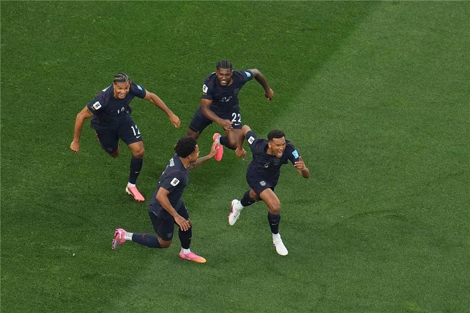 Trusty (rechts) traf schon nach drei Minuten zum 1:0 für die USA.Marcio J. Sanchez/AP/dpa