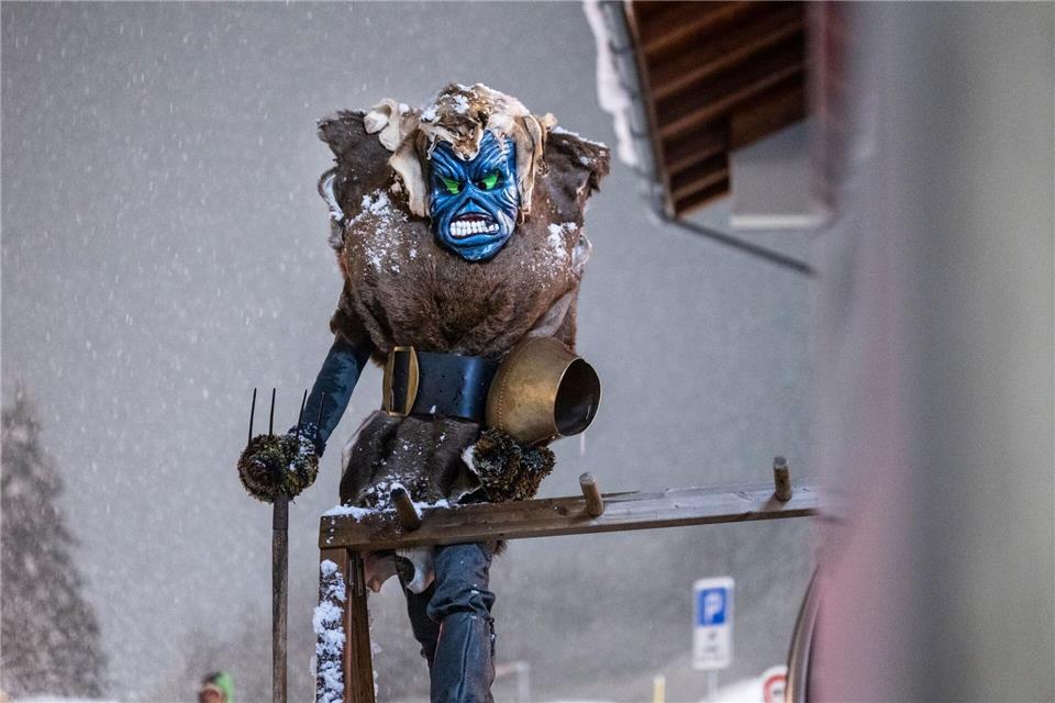 „Tschaeggaettae“, maskierte Teilnehmer in großen Pelzkostümen, ziehen durch die Straßen des Dorfes Wiler im Lötschental in der Südwestschweiz. Louis Dasselborne/KEYSTONE/dpa