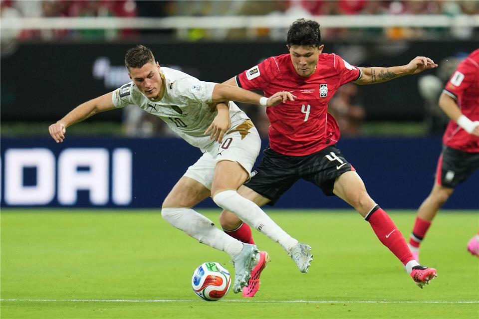 Tschechiens Patrik Schick (l) und Südkoreas Minjae Kim (Südkorea) kämpfen um den Ball. (Archivbild)Matias Delacroix/AP/dpa