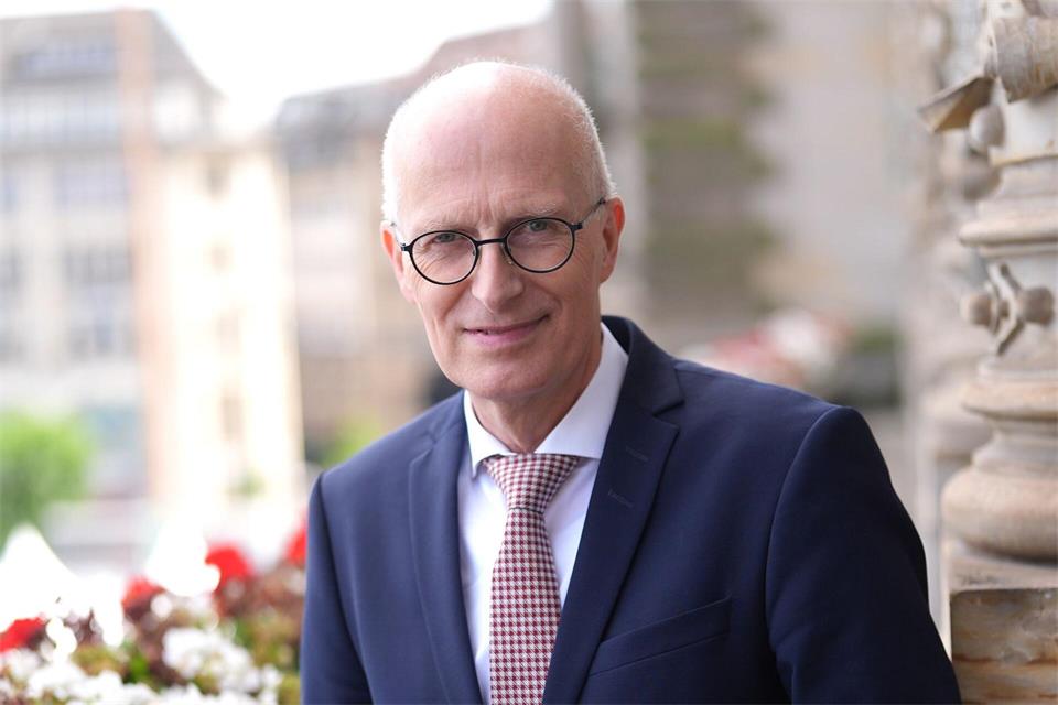 Tschentscher begrüßt den Beschluss der Ministerpräsidentenkonferenz, der vom Bund mehr finanzielle Unterstützung für die Häfen fordert. (Archivbild) Marcus Brandt/dpa