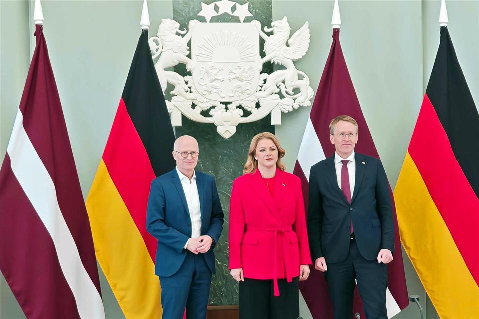 Tschentscher (l) und Günther wollen die wirtschaftliche Zusammenarbeit auch im militärischen Bereich ausbauen - darüber sprachen sie unter anderem mit Lettlands Ministerpräsidentin Evika Silina.Martin Fischer/dpa