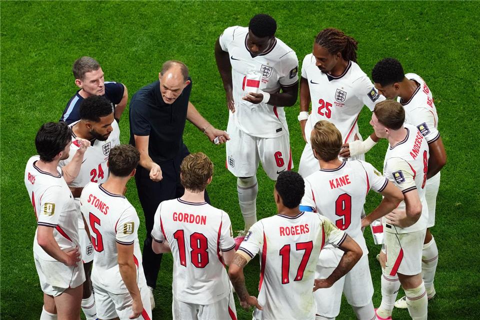 Tuchel gibt seinem Team Anweisungen.Martin Rickett/PA Wire/dpa