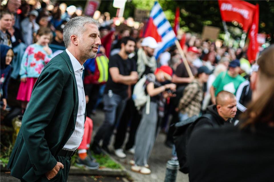 Tübingens Oberbürgermeister Boris Palmer (Parteilos, l) kommt zu seiner Diskussionsrunde mit dem AfD-Landesvorsitzendem Frohnmaier zum Austragungsort, der Hermann-Hepper-Halle, vor der eine Demonstration der Linken gegen die AfD stattfindet.Christoph Schmidt/dpa