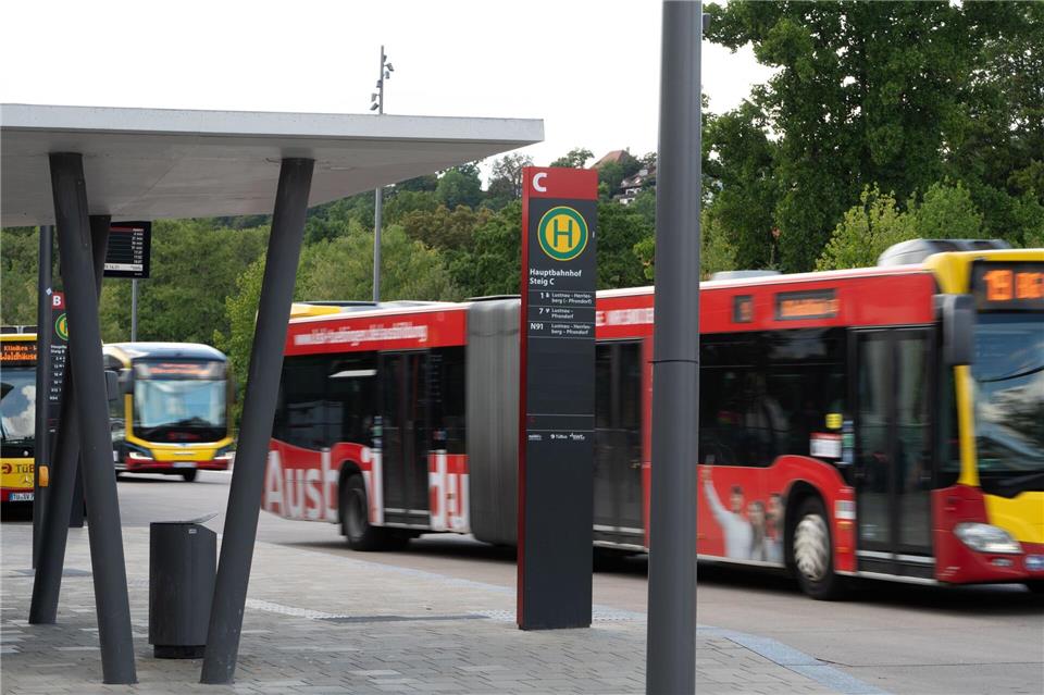 Tübingens Oberbürgermeister will den Busbahnhof mit Videokameras überwachen lassen.Markus Lenhardt/dpa