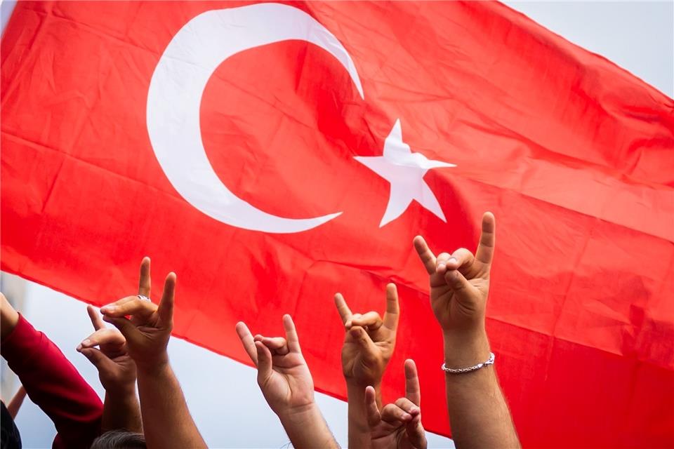 Tausende Türkei-Fans zeigen Wolfsgruß während der Hymne Türkei-Fans zeigen beim Fanmarsch Richtung Olympiastadion den „Wolfsgruß“.