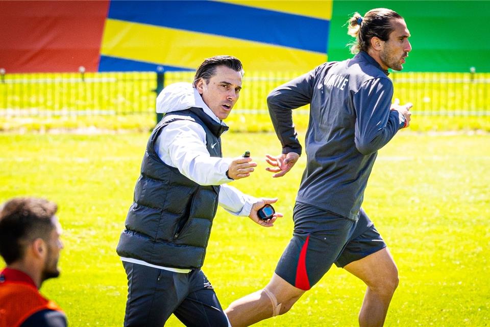 Türkei-Trainer Montella: „Flagge ehren bis zum Ende“ Türkei-Trainer Vincenzo Montella (M) freut sich auf viel Unterstützung beim EM-Auftakt seines Teams.