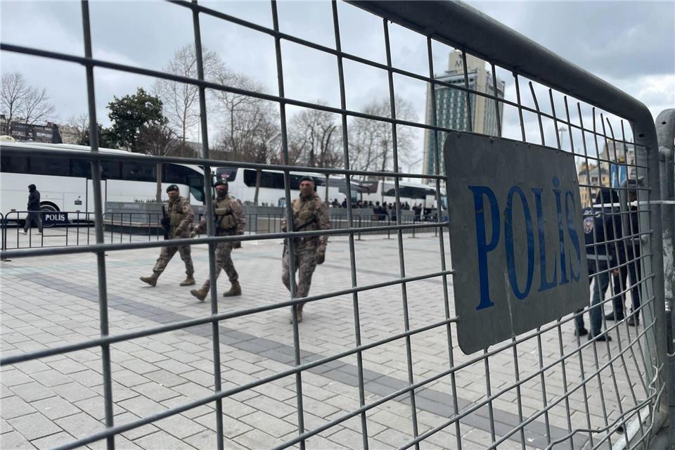 Türkische Behörden führten in den letzten Wochen zahlreiche Razzien gegen Prominente durch - das Vorgehen steht in der Kritik. (Symbolbild)Melissa Erichsen/dpa