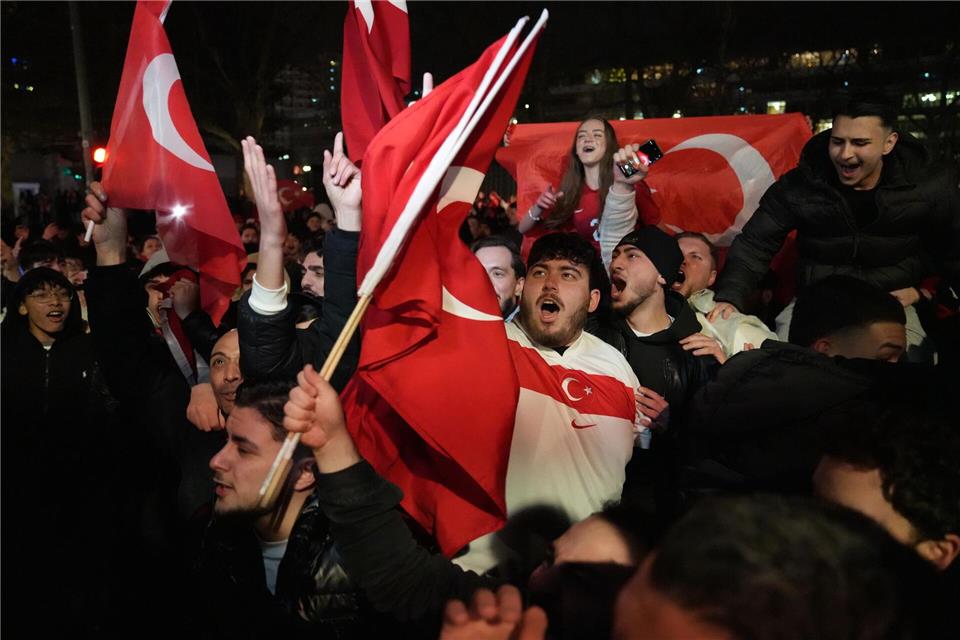 Türkische Fans jubeln in Berlin über WM-Qualifikation.Manuel Genolet/dpa