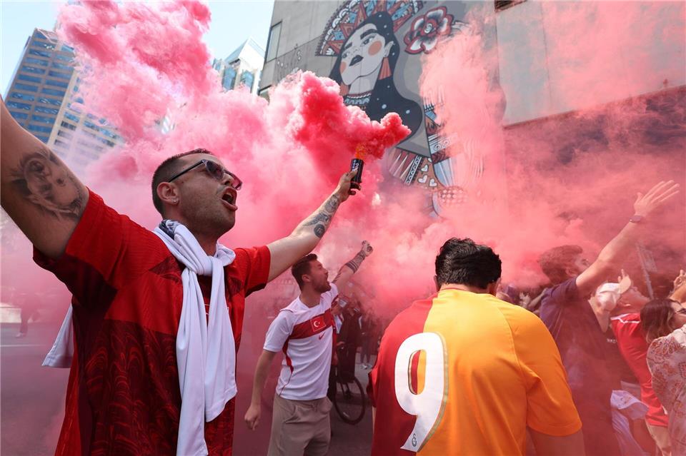Türkische Fußballfans bereiten sich in Vancouver auf das erste Spiel ihrer Mannschaft vor. Ein neues Video der türkischen Fußballföderation sorgt indes für Debatten.Emma Peterson/FR172365 AP/AP/dpa