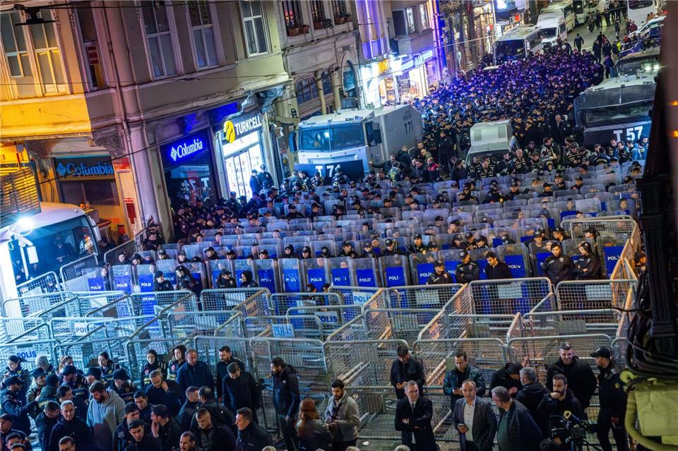 Türkische Polizisten sperren eine Strasse ab.Abdullah Tepeli/ZUMA Press Wire/dpa