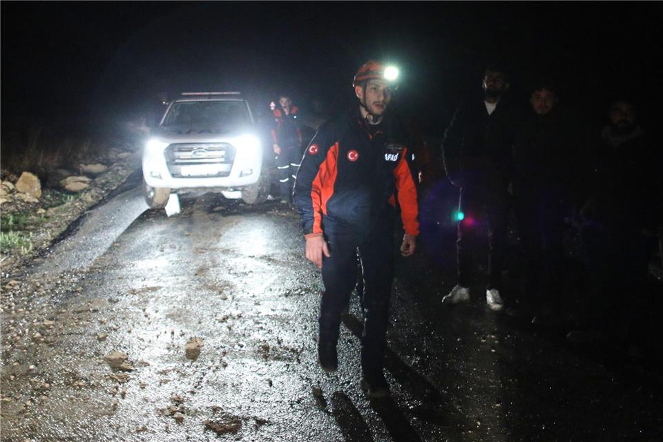 Türkische Rettungsteams suchen nach Überresten des Flugzeugs.Efekan Akyuz/AP/dpa