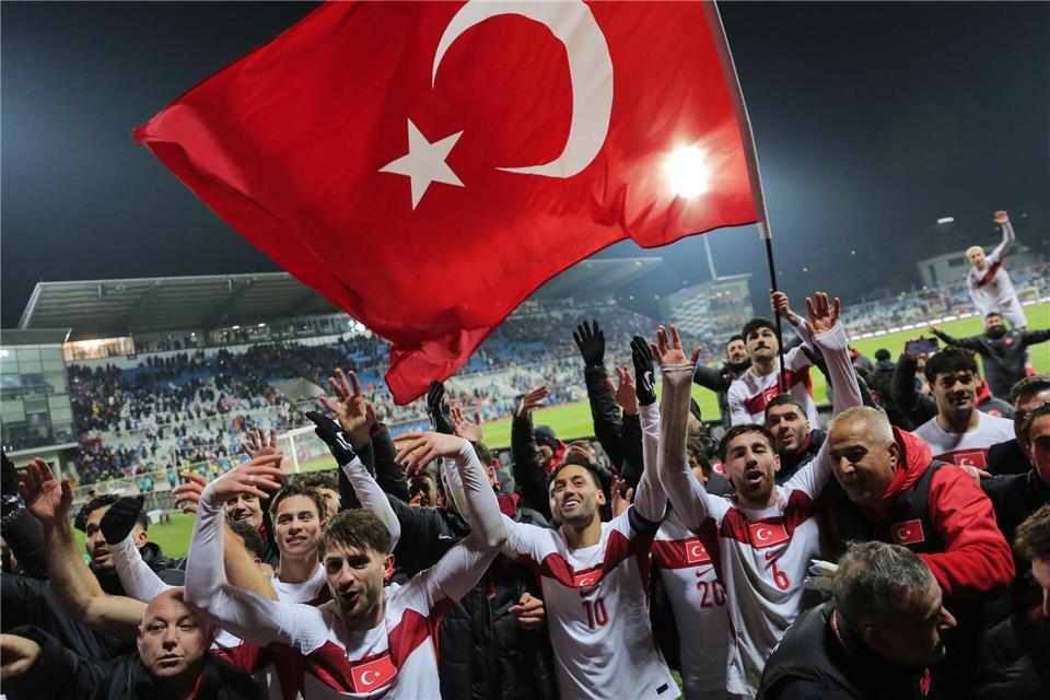 Türkische Spieler feiern den Sieg.Visar Kryeziu/AP/dpa