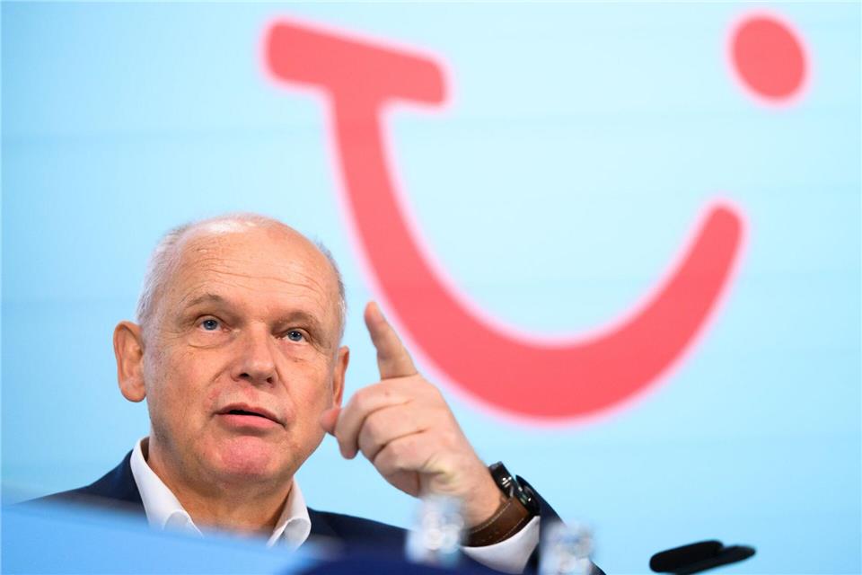 Tui-Chef Sebastian Ebel sieht kurzfristig keinen Kerosinmangel. (Archivbild)Julian Stratenschulte/dpa