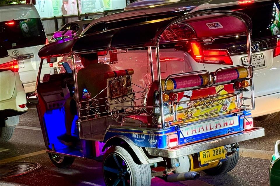 Tuk-Tuks gehören seit Jahrzehnten zum Stadtbild in Thailand.Carola Frentzen/dpa