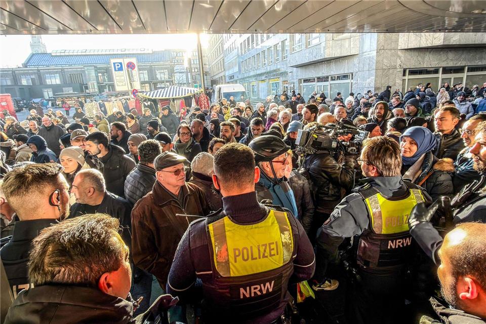 Tumultartige Szenen vor der Gelsenkirchener Sparkasse nach dem Millionen-Einbruch Ende 2025. Jetzt gibt es erneut eine Versammlung von protestierenden Kunden. (Archivbild)Christoph Reichwein/dpa