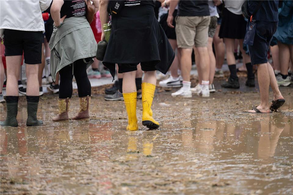 Turnschuhe, Gummistiefel, Flipflops: Diesmal brauchten Besucher alles. Silas Stein/dpa