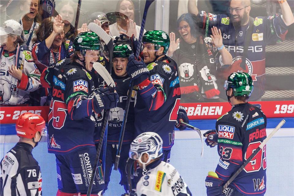 Ty Ronning (2.v.l.) bejubelt mit seinen Kollegen von den Eisbären Berlin den ersten Treffer der neuen DEL-Saison.Andreas Gora/dpa