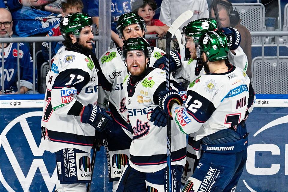 Ty Ronning (M.) erzielte beim Auftaktsieg der Eisbären Berlin im DEL-Finale gegen die Adler Mannheim den Treffer zum 4:0.Uwe Anspach/dpa