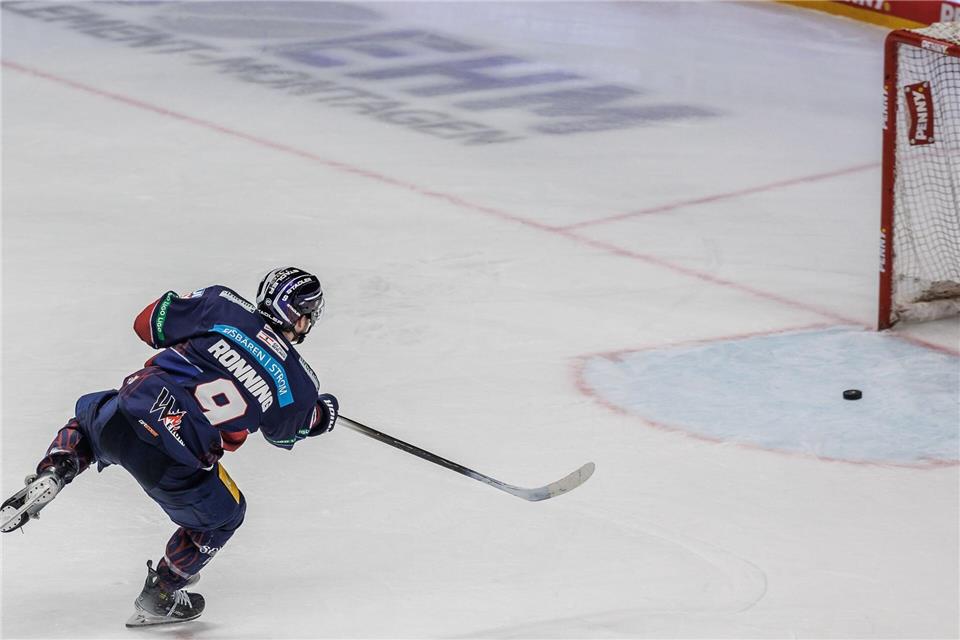 Ty Ronning muss in den kommenden Wochen aufs Toreschießen verzichten. (Archivbild)Andreas Gora/dpa
