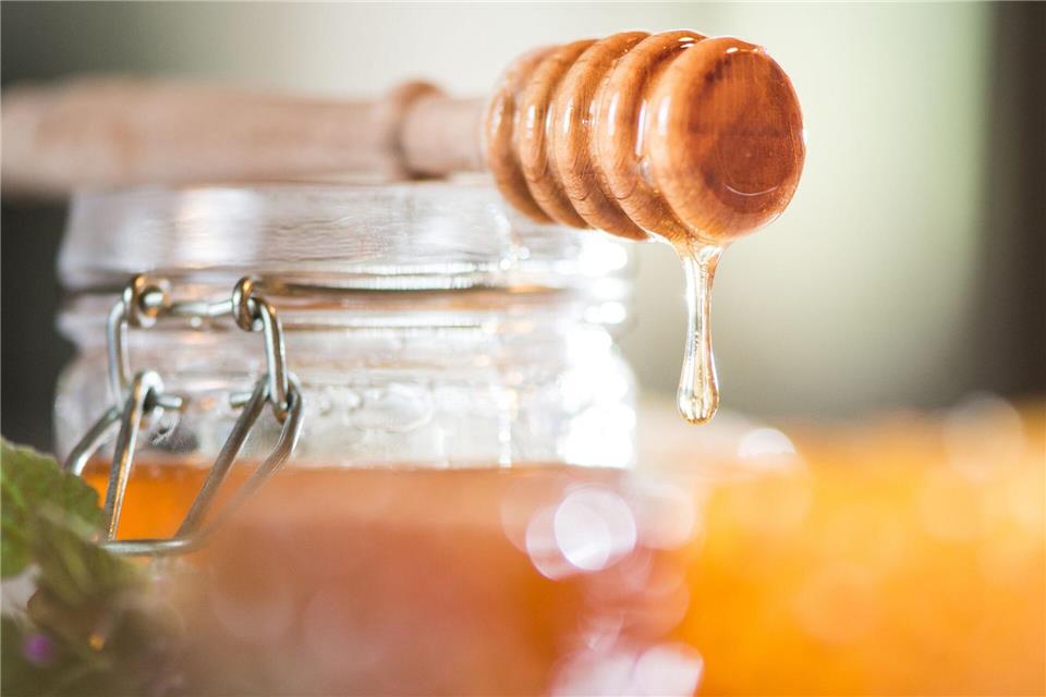 Typisch Akazienhonig: Der hohe Fruchtzuckeranteil im Akazienhonig sorgt für seine langanhaltende flüssige Konsistenz und besondere Süße.Franziska Gabbert/dpa-tmn