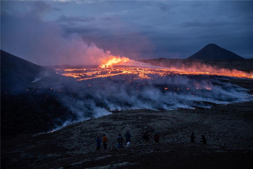 Typisch Island: Vor zweieinhalb Jahren ergoss sich am Fagradalsfjall im Süden Islands ein flüssiger Lavastrom, der sich kilometerlang durchs Tal von Geldingadalir fraß.picture alliance/dpa/AP