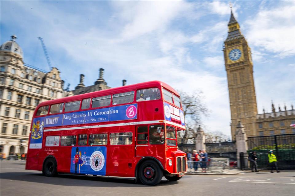 Typisch London: Es gibt nicht viel, das die britische Hauptstadt ikonischer symbolisiert als rote Doppeldecker-Buss vor dem Elizabeth Tower mit der weltberühmten Glocke „Big Ben“.Sina Schuldt/dpa/dpa-tmn