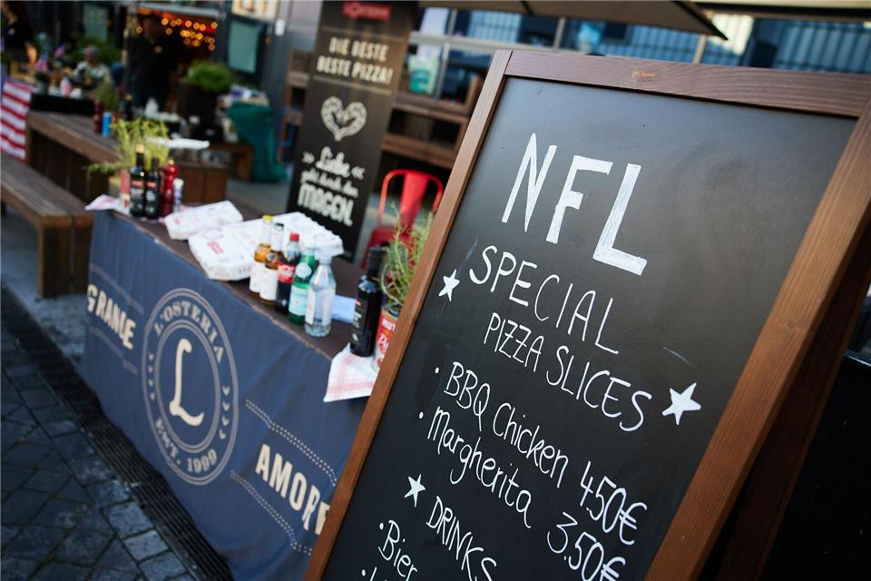 NFL-Team in Dönerbude: Diese Events warten auf Football-Fans  Typisch amerikanisches Essen soll US-Feeling nach Berlin bringen.Joerg Carstensen/dpa