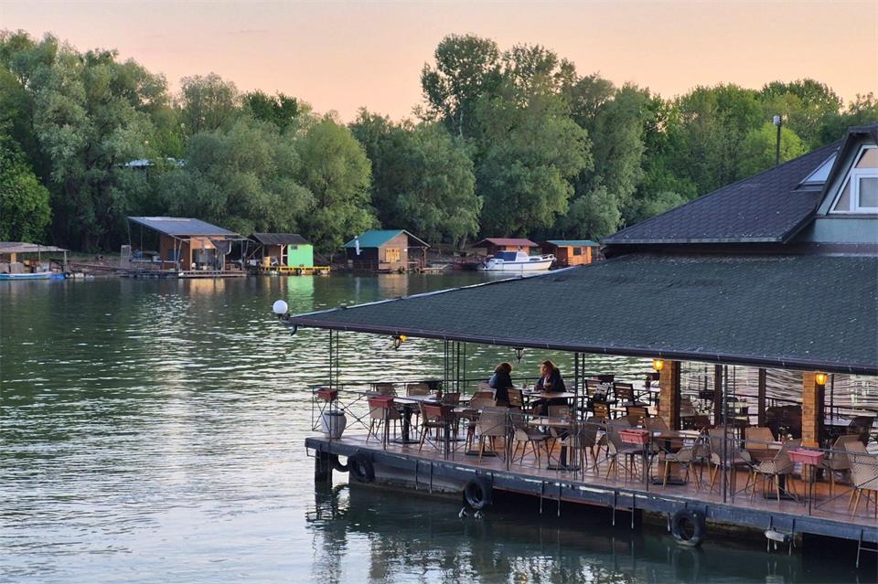 Typisch für die Stadt: „Splavovi“ sind fest verankerte, schwimmende Bars und Restaurants an Donau und Save.Dörte Nohrden/dpa-tmn