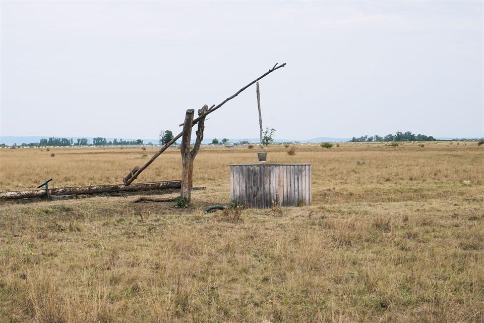 Typisch für die pannonische Steppenlandschaft ist der Ziehbrunnen mit langem hölzernem Schwingbaum. Mit dem Eimer wurde früher Grundwasser geschöpft und Vieh getränkt. Stefan Weißenborn/dpa-tmn