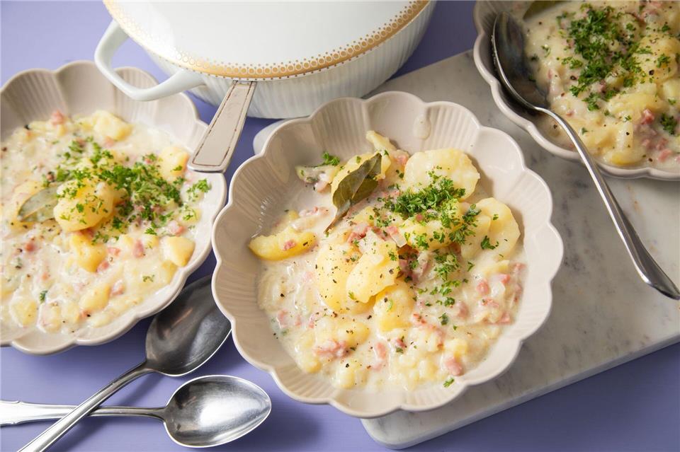 Typisch für traditionelle Hausmannskost in Mecklenburg-Vorpommern sind Buttermilchkartoffeln, die mit Speck, Zwiebeln und Majoran verfeinert werden.Christin Klose/dpa-tmn