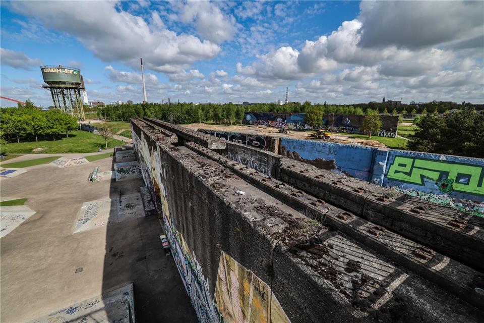 Typischer Wandel: Wo bislang die Reste der Schwerindustrie zu sehen waren, soll das Ruhrgebiet durch die IGA grün werden.Oliver Berg/dpa